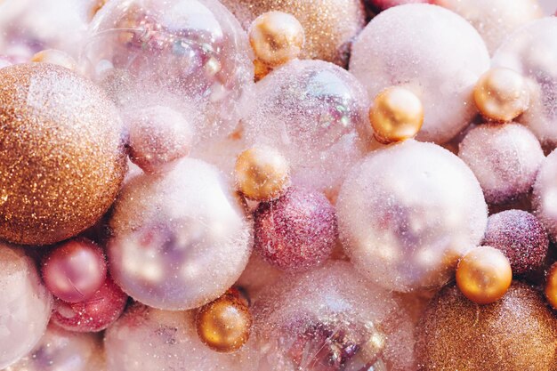 Roze en gouden kerstballen in glitters