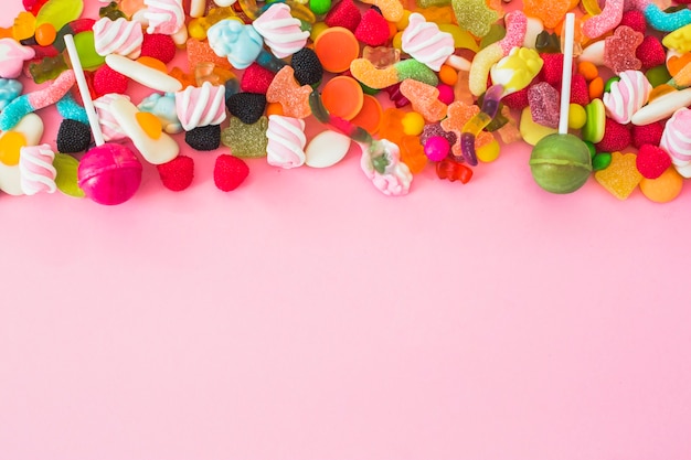 Foto roze en groene lollipops op gummies