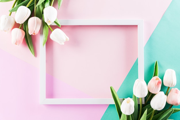 Roze en groene muur met fotolijst en tulp bloemen