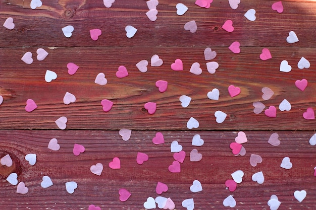 Roze en paarse harten op een houten achtergrond