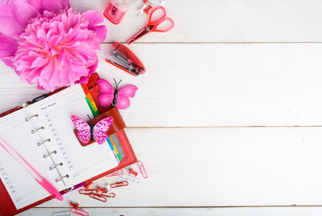 Roze en rode stationair met bloem over witte houten lijstachtergrond