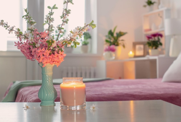 Roze en wit interieur van slaapkamer met lentebloemen