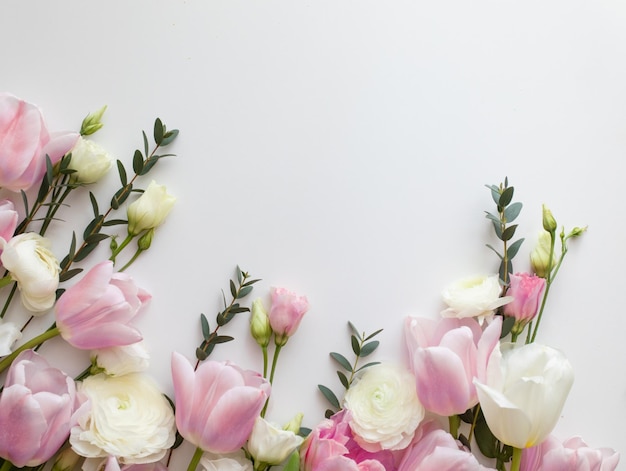 Roze en witte bloemen randontwerp over het wit