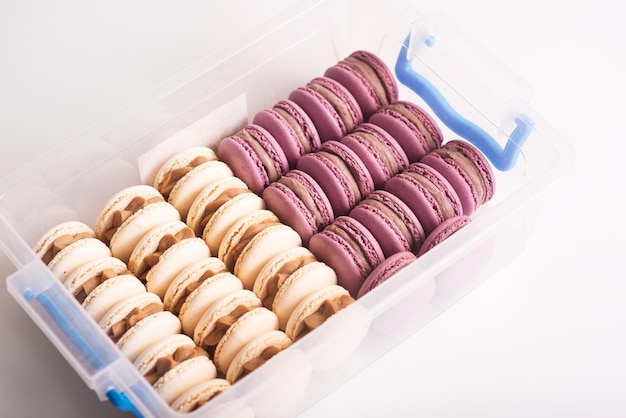 Roze en witte macarons cookies in de doos Geïsoleerd op witte achtergrond Lekker dessert