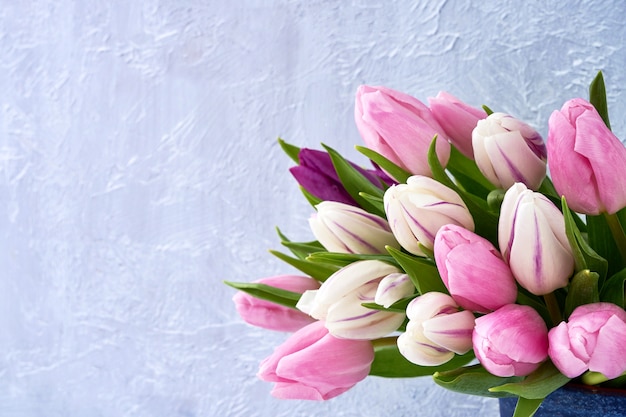 Roze en witte tulpen in vaas.