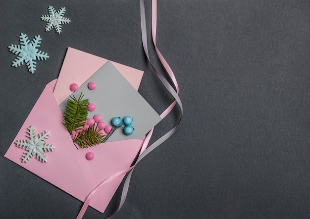 Roze envelop met kerstversiering