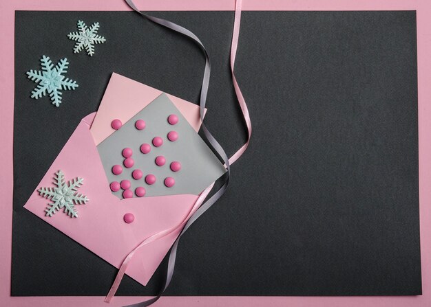 Roze envelop met kerstversiering