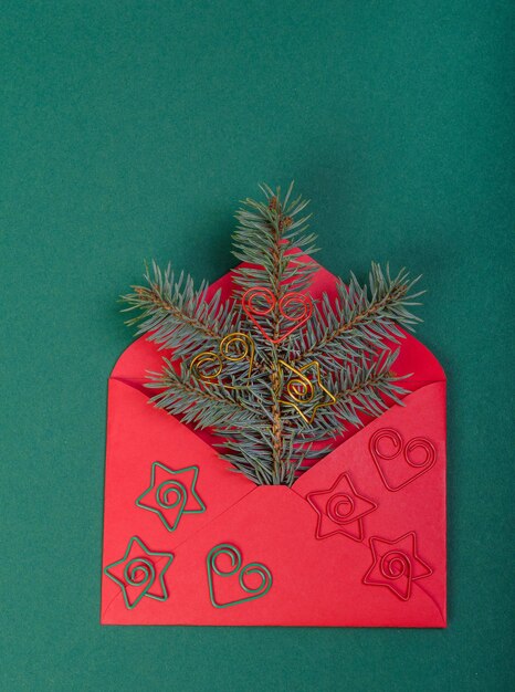 Roze envelop met kerstversiering