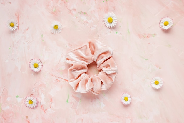 Roze fluwelen scrunchie en verse lentebloemen