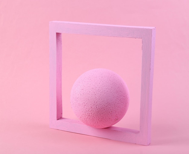 Roze frame en bal op roze achtergrond Scène met geometrische vormen Minimalisme Pastelkleurentrend