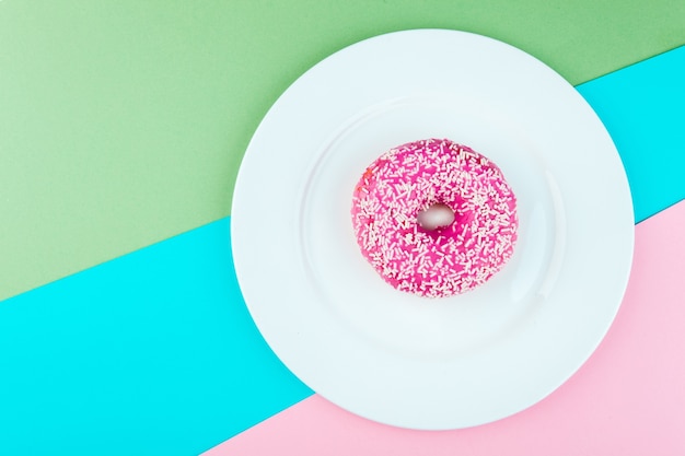 Roze geglazuurde donut op kleuren