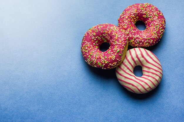 roze geglazuurde donuts op blauwe achtergrond