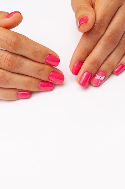 Roze gel nagellak met een combinatie van glanzend en mat verticaal formaat bovenaan met kopieerruimte