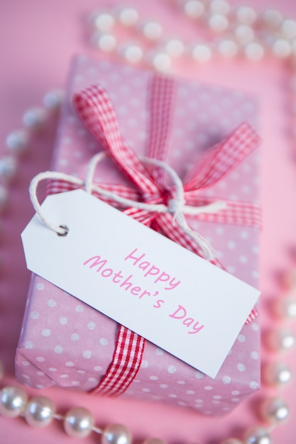 Roze geschenk verpakt doos met moeders dag groet en parels