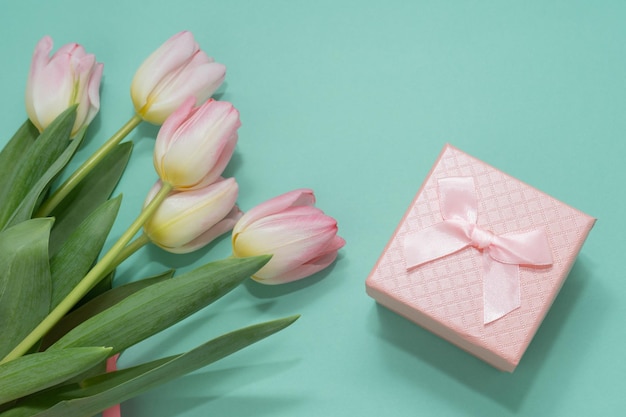 Roze geschenkdoos en boeket roze tulpen