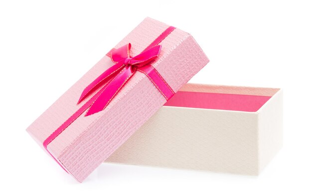 Roze geschenkdoos met lint geïsoleerd op een witte achtergrond.