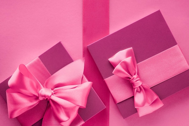Roze geschenkdozen vrouwelijke stijl flatlay achtergrond