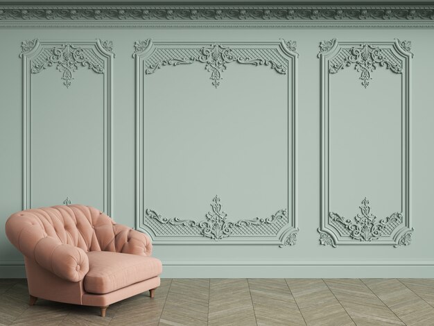 Foto roze getufte fauteuil in klassiek vintage interieur met kopie ruimte. bleke olijfwanden met lijstwerk en versierde kroonlijst. visgraat op de vloer. 3d-rendering