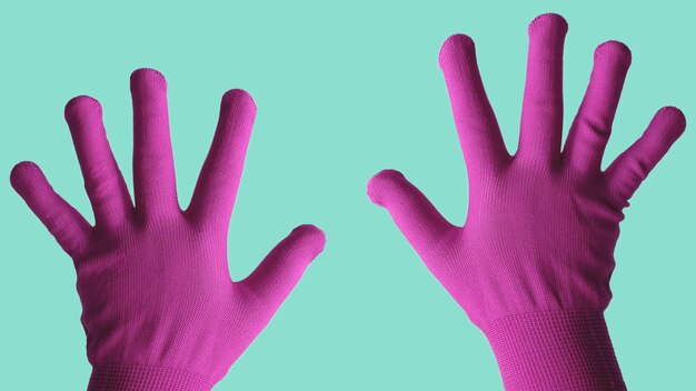 Roze geweven handschoenen op lichtgroene achtergrond