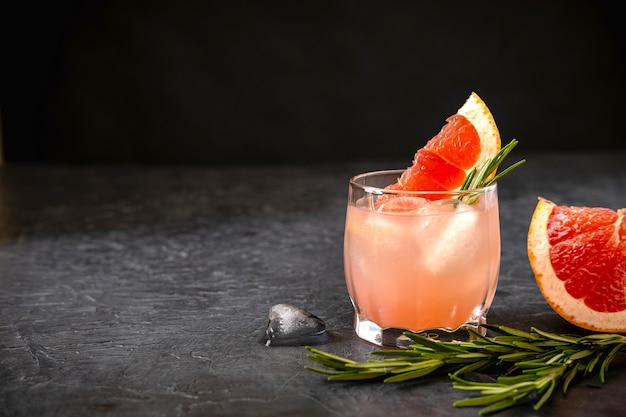 Roze Grapefruit Cocktail Spritze Met Rozemarijn En Smeltend Ijs