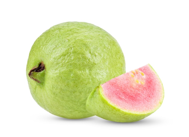 Foto roze guavefruit dat op witte achtergrond wordt geïsoleerd