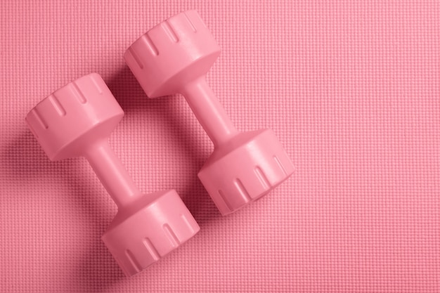 Foto roze halters op de fitnessmat