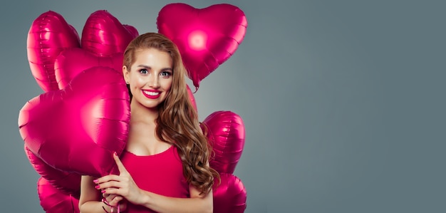 Roze hart ballonnen en lachende vrouw