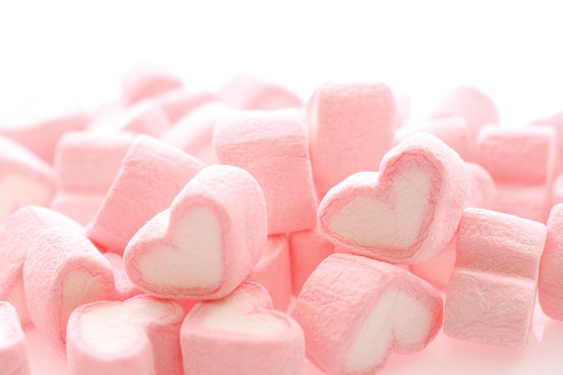 Roze hart marshmallow geïsoleerd in wit oppervlak