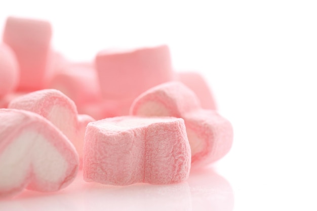Roze hart marshmallow geïsoleerd op witte achtergrond