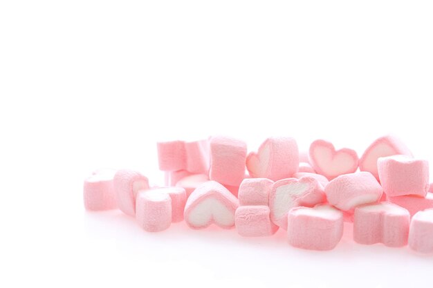 Roze hart marshmallow geïsoleerd op witte achtergrond