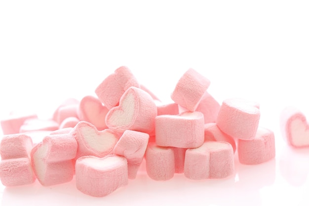 Roze hart marshmallow geïsoleerd op witte achtergrond