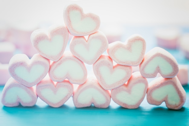 Roze hart vorm marshmallow voor liefdesthema en Valentine achtergrond.