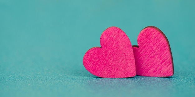 Roze harten op een turquoise achtergrond, valentijnskaart, moederdag en verjaardagswensen