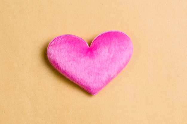 Foto roze harten op kringloopdocument achtergrond