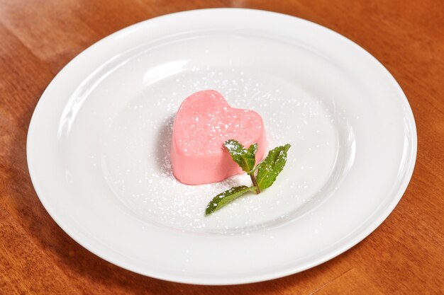 Roze hartvormige cake met munt voor valentijnsdag