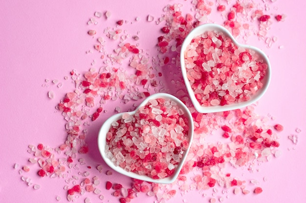 Roze Himalayazout op roze papieren tafel in een hartvormige schotel