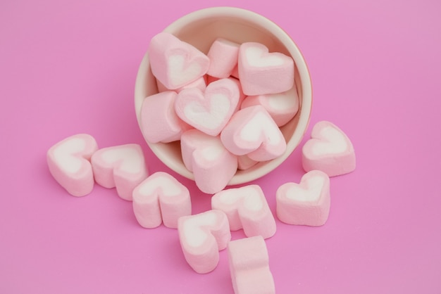 Roze hoor marshmallow, snoep harten van marshmallow op roze achtergrond