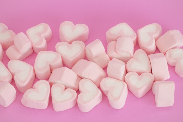 Roze hoor marshmallow, snoep harten van marshmallow op roze achtergrond