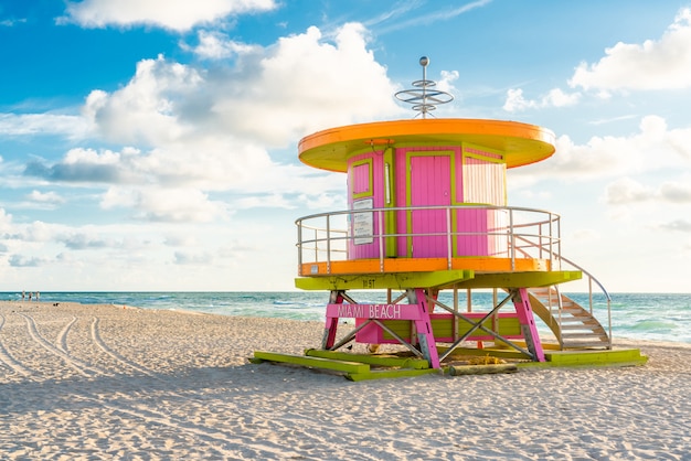 Roze hut bij zonsopgang op het strand van Miami