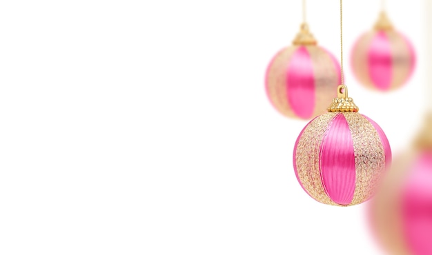 Roze kerstballen op een witte achtergrond