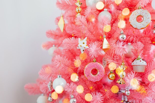 Roze kerstboom en kerstversiering wit en goud kleur. Kerstmis achtergrond. Gelukkig Nieuwjaar en Xmas Kerstmis concept.