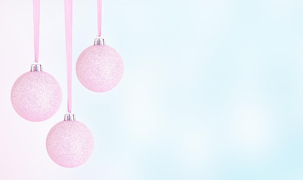 Roze kerstornament op onscherpe lichtenachtergrond