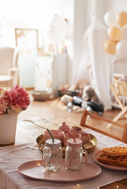 Roze keuken. Studio appartement. Zolder interieur. Planken en lente decor in de kamer. Huur en levering van woningen. Herberg en hotel. Valentijnsdag, moederdag.