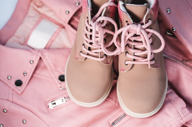 Roze kinderkleding en -schoenen