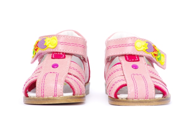 Roze kindersandalen geïsoleerd op wit