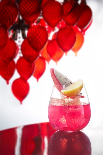 Roze kleurencocktail op tafel