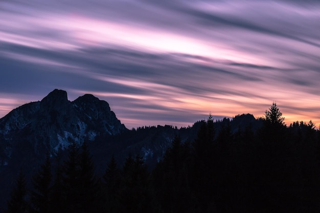 Roze kleurrijke lucht in de bergen in de schemering.