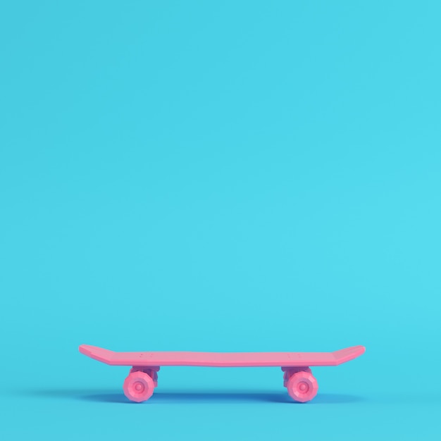 Roze laag poly skateboarddek op heldere blauwe achtergrond