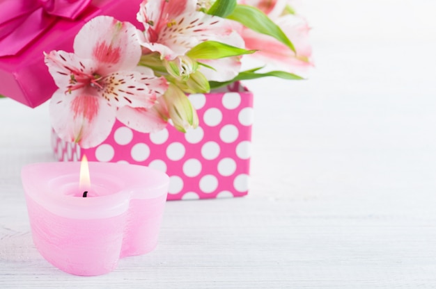 Roze lelie bloemen met geschenkdoos