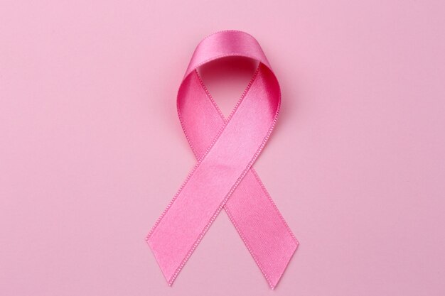 Roze lint op kleur achtergrond Borstkanker concept